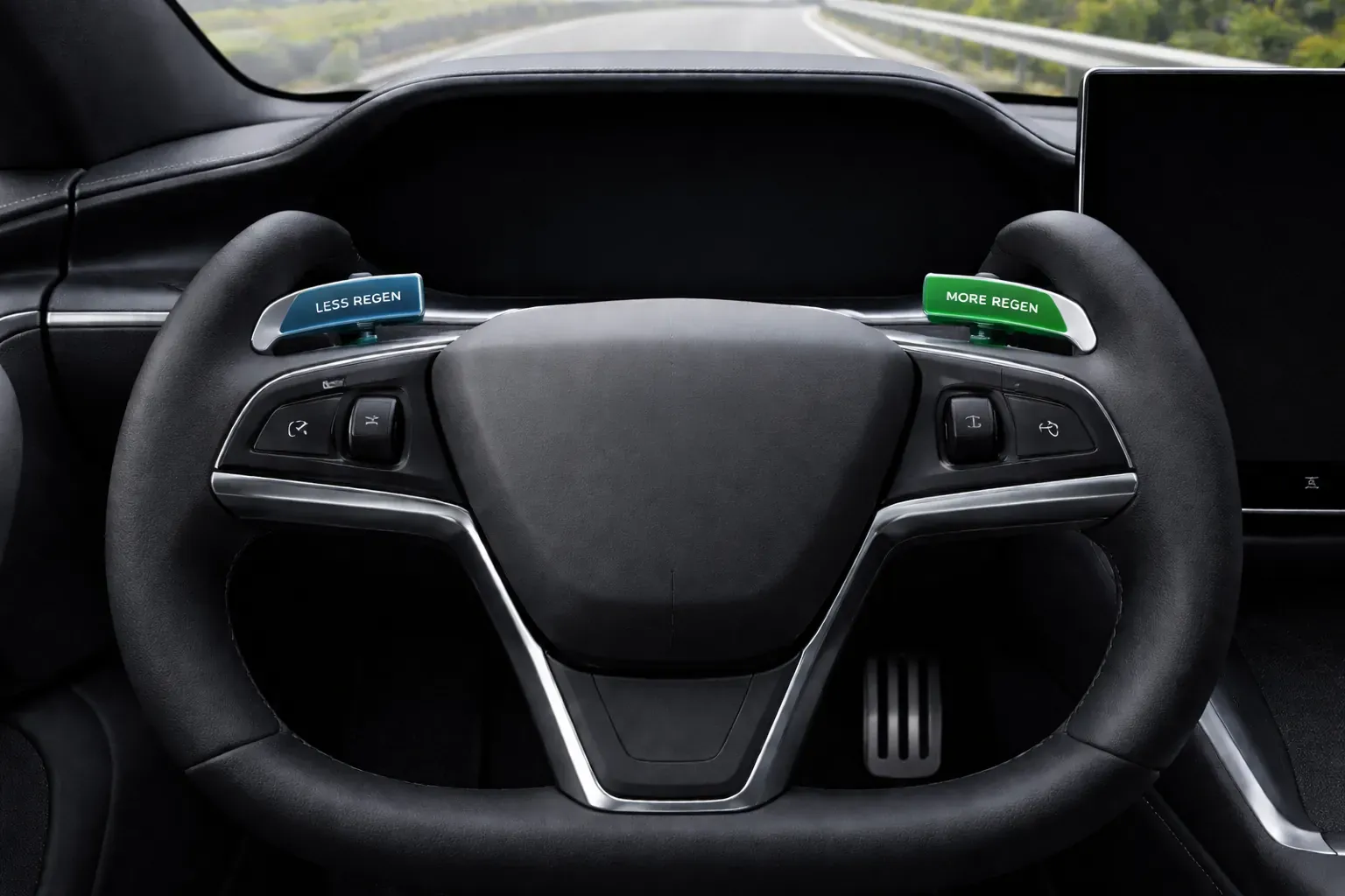 Modernes, neutrales Lenkrad eines Elektroautos mit Schaltwippen zur Einstellung der Rekuperation, minimalistisches Fahrzeuginterieur ohne Markenlogo.